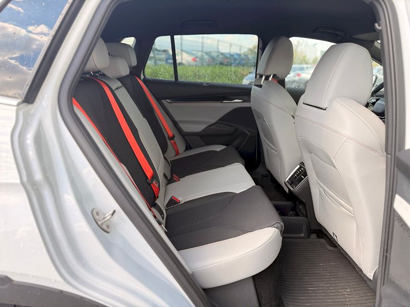 Škoda Elroq (2025) 85, 82 KWH 210 KW - fotka 14 z 38