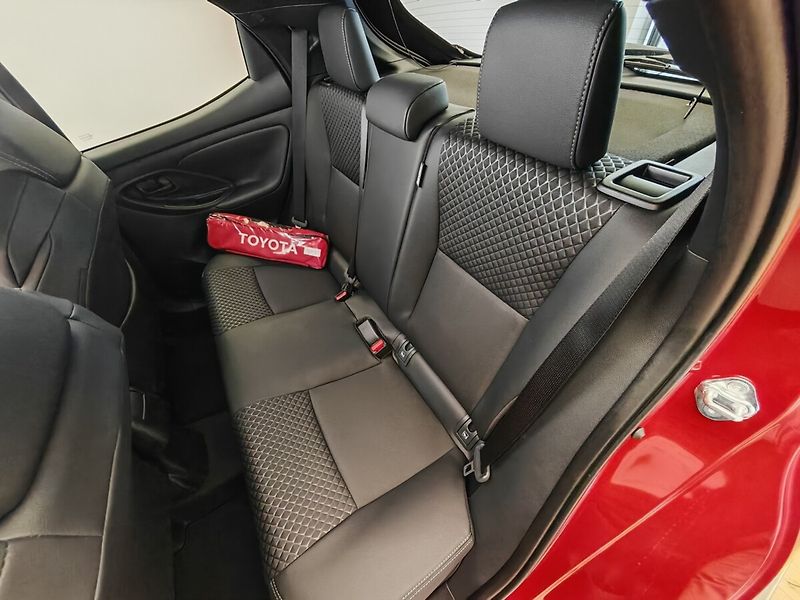 Toyota Yaris 1.5 TNGA HEV Executive VIP - fotka 18 z 33