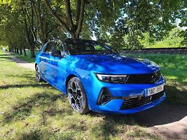 Opel vyniká ostrými sportovními rysy.
