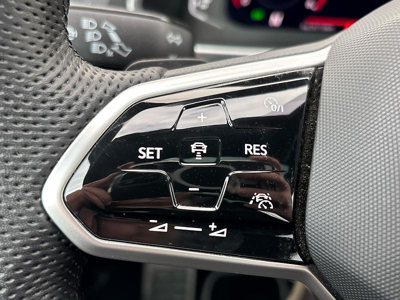 Volkswagen Tiguan R-LINE - fotka 23 z 29