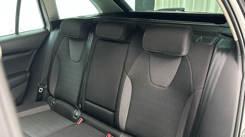 Škoda Octavia 2.0 TDI Ambition Combi - fotka 16 z 27