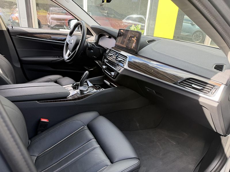 BMW Řada 5 (2023) 530d Touring xDrive - fotka 37 z 44