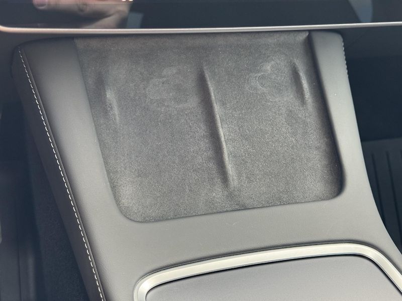 Tesla Model Y Long Range AWD Tažné SoH 93% - fotka 12 z 29