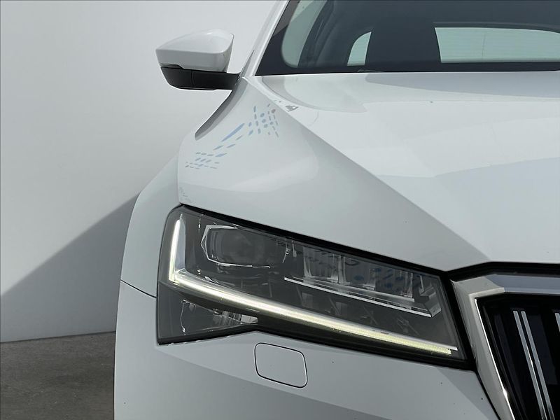 Škoda Superb 2,0 TDI DSG Combi Style Extra - fotka 21 z 24