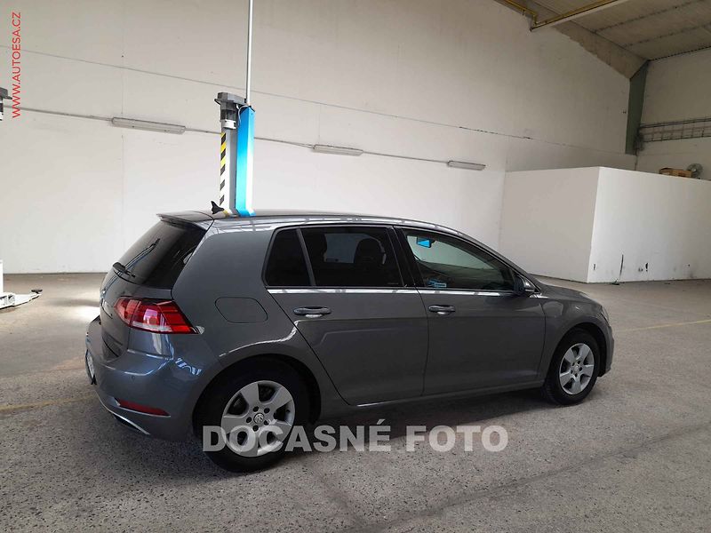 Volkswagen Golf (2018) 1.0TSi, ČR, nez.topení - fotka 2 z 3