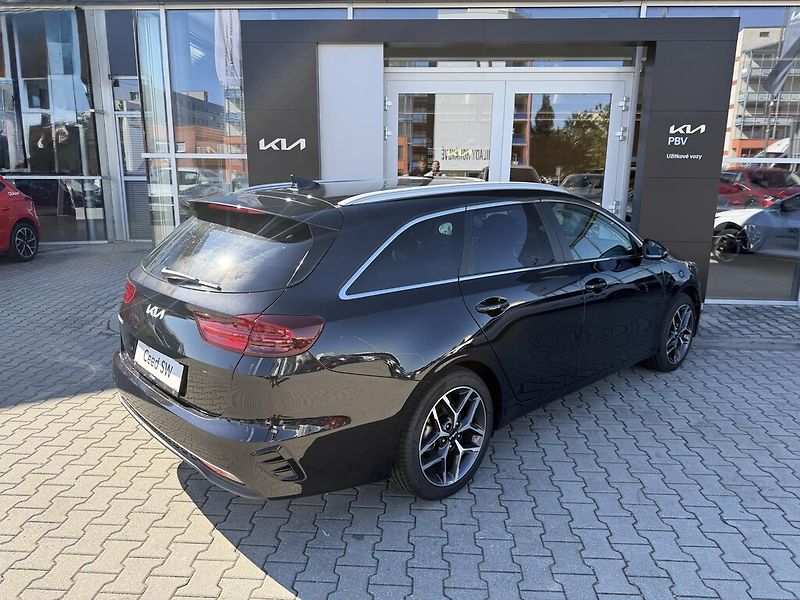 Kia Ceed (2025) 1,5 T-GDi 7DCT TOP + BUS - fotka 3 z 6