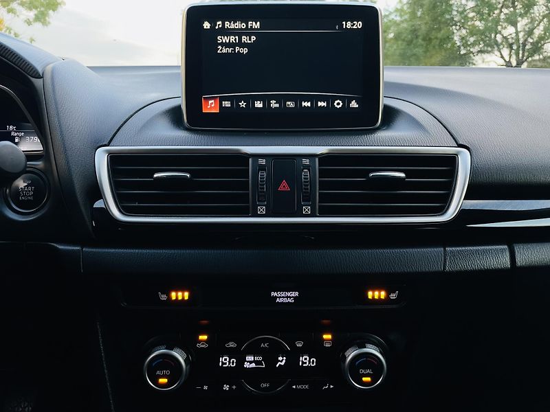 Mazda 3 2.0i MANUÁL VÝHŘEV SENZORY LED - fotka 33 z 40