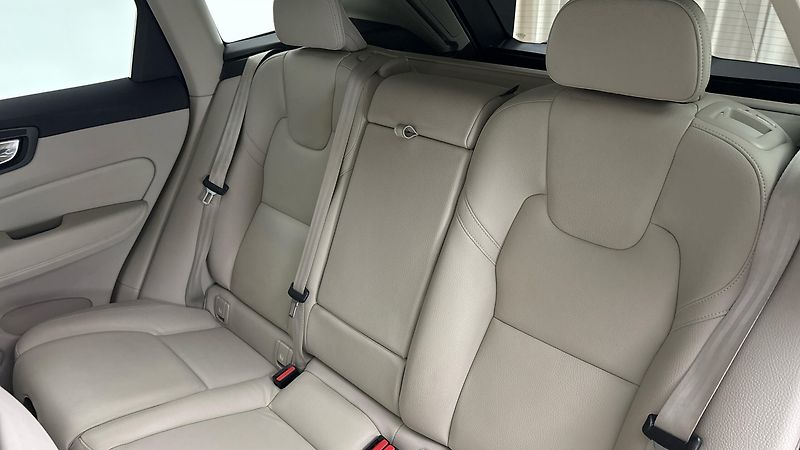 Volvo XC60 2.0 B4 AUT AWD Plus Dark - fotka 16 z 28