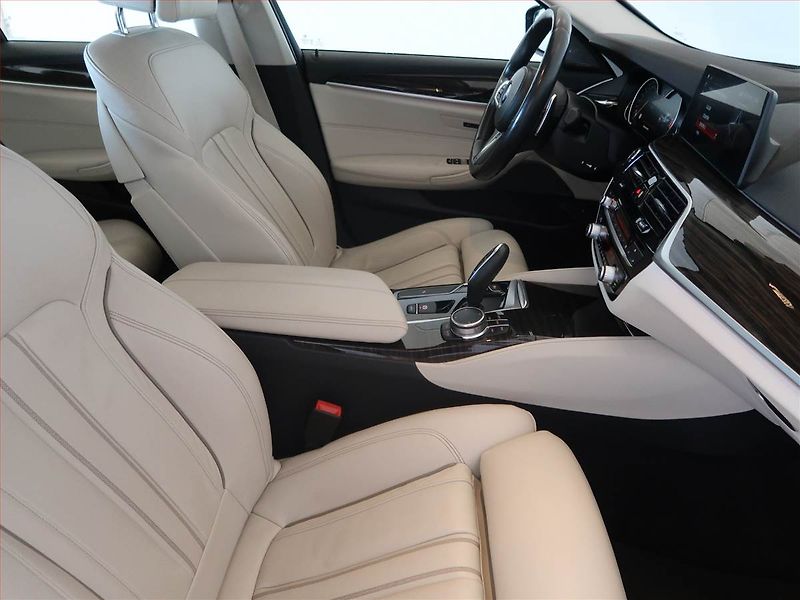 BMW Řada 5 (2017) Luxury Line 520d xDrive - fotka 9 z 14