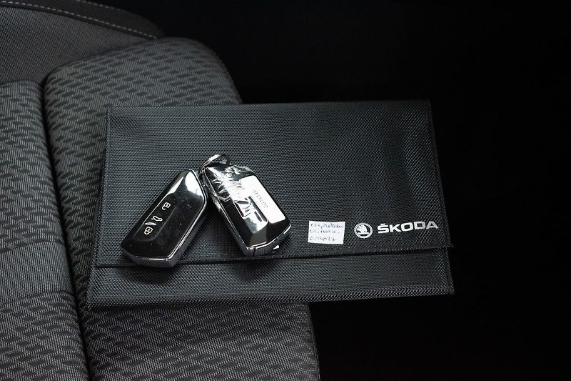 Škoda Octavia 2.0 TDI KAMERA*KESSY*ACC*DPH* - fotka 33 z 39