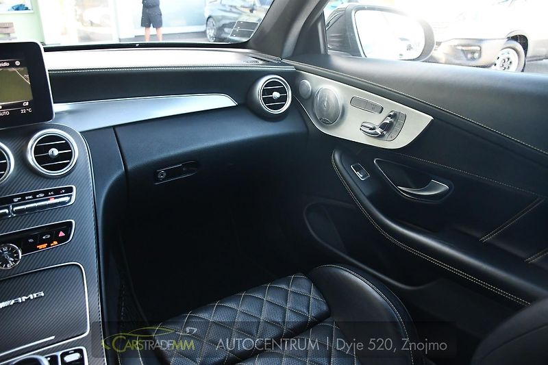 Mercedes-Benz Třídy C C63 AMG - fotka 19 z 47