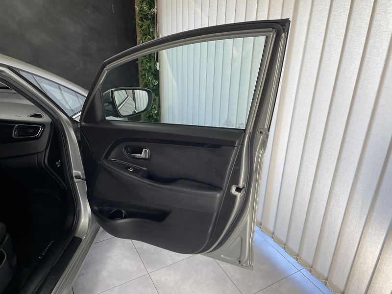 Kia Carens 1.7 CRDi ČR 1.MAJ. TOP  - fotka 12 z 28