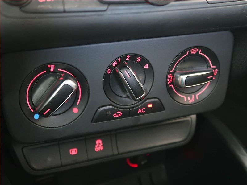 Audi A1 (2011) 1.6 TDI, Serv.kniha, Tempomat - fotka 15 z 17