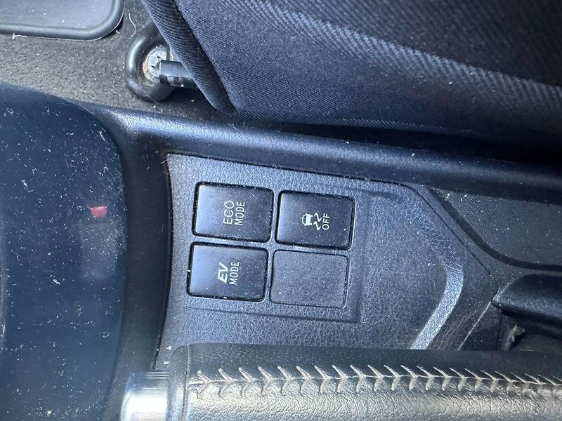 Toyota Yaris (2016) HYBRID 1,5 54 KW STK AUTOMAT - fotka 28 z 38