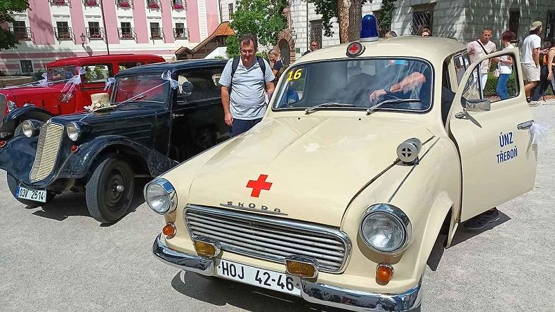 Na zámku Třeboň byla k vidění svatba i historické vozy.