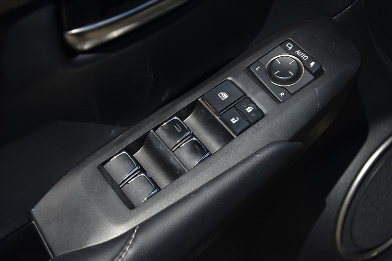 Lexus NX 300h 2.5 145kW 4WD PRESTIGE ČR - fotka 30 z 31