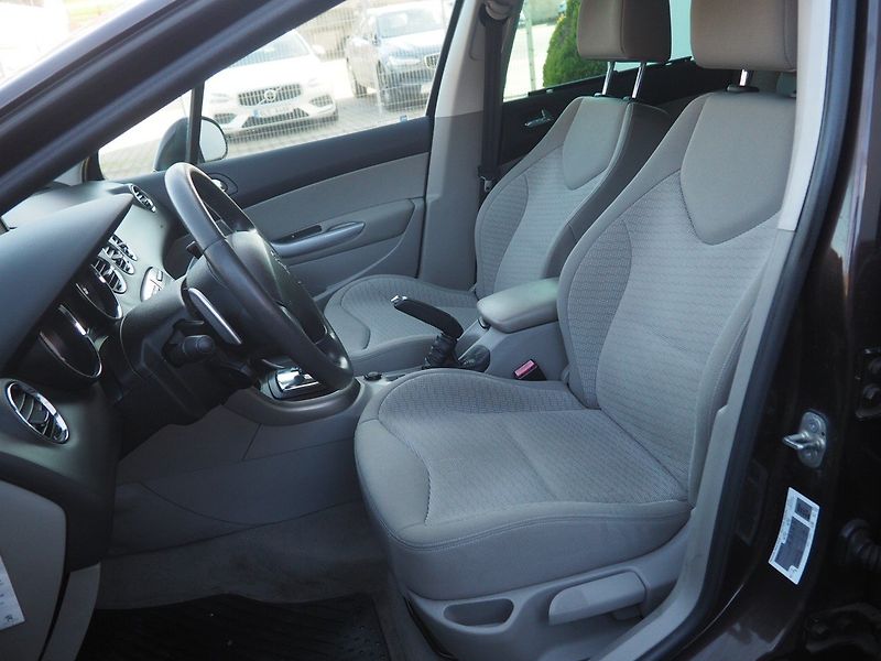 Peugeot 308 (2012) 2.0 HDi Panorama Automat - fotka 10 z 30