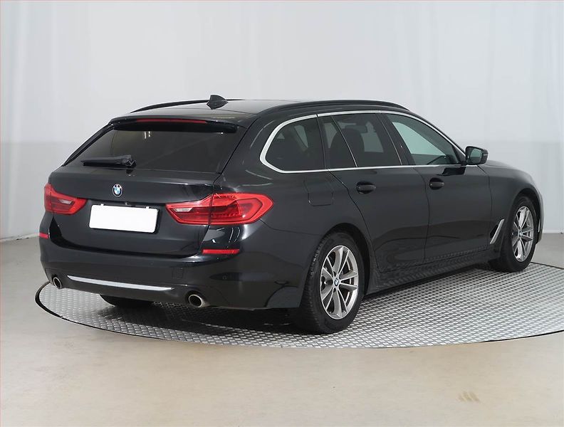 BMW Řada 5 (2019) Luxury Line 530d xDrive - fotka 5 z 24