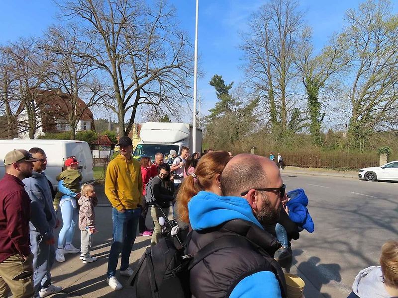 Michal a Jonáš Pavlíčkovi na startu. Rallye Spring Classic startovalo v sobotu 12. dubna dopoledne z jihočeského Tábora. Na trasu 231 kilometrů vyrazilo 100 posádek.