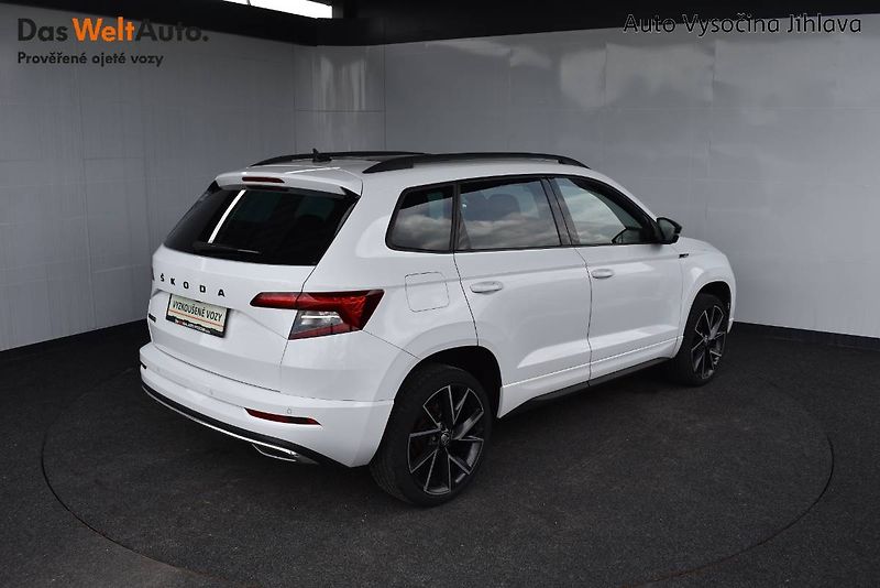 Škoda Karoq (2022) Sportline 1.5TSI 110kW DSG - fotka 2 z 28