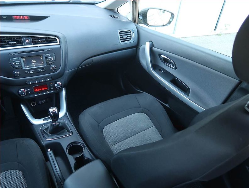 Kia Ceed (2016) 1.0 T-GDI, Serv.kniha - fotka 8 z 17