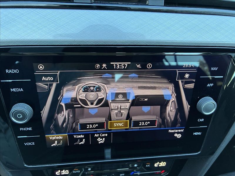 Volkswagen Passat 2,0 TDI TAŽNÉ KAMERA KEYLESS - fotka 18 z 26