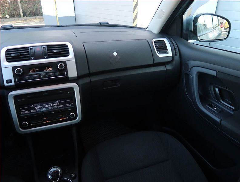 Škoda Fabia (2011) Elegance 1.2 TSI, Tempomat - fotka 8 z 16
