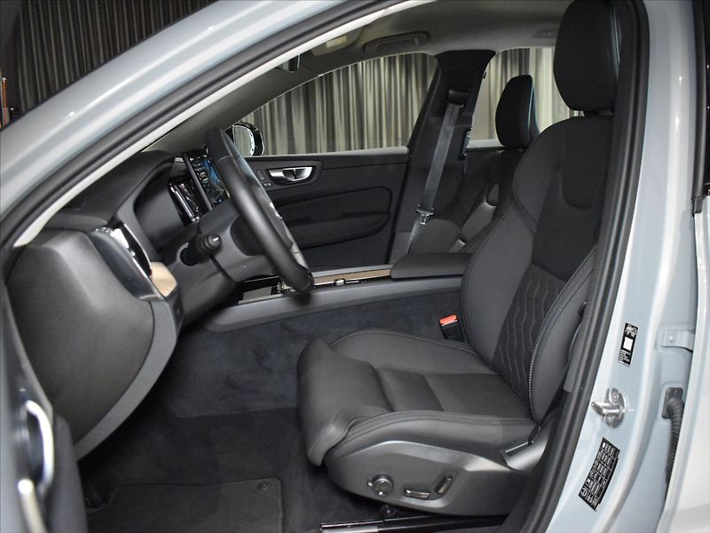Volvo XC60 2,0 B5 AWD PLUS BLIS,Bezklíč - fotka 8 z 23