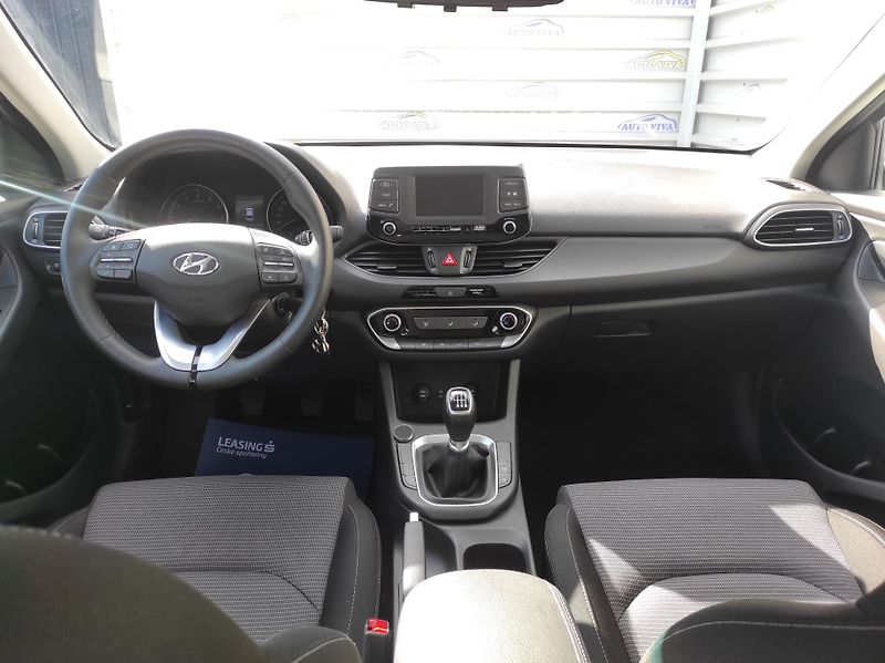 Hyundai i30 1,4DOHC 16V,73kW,Top KM - fotka 9 z 37