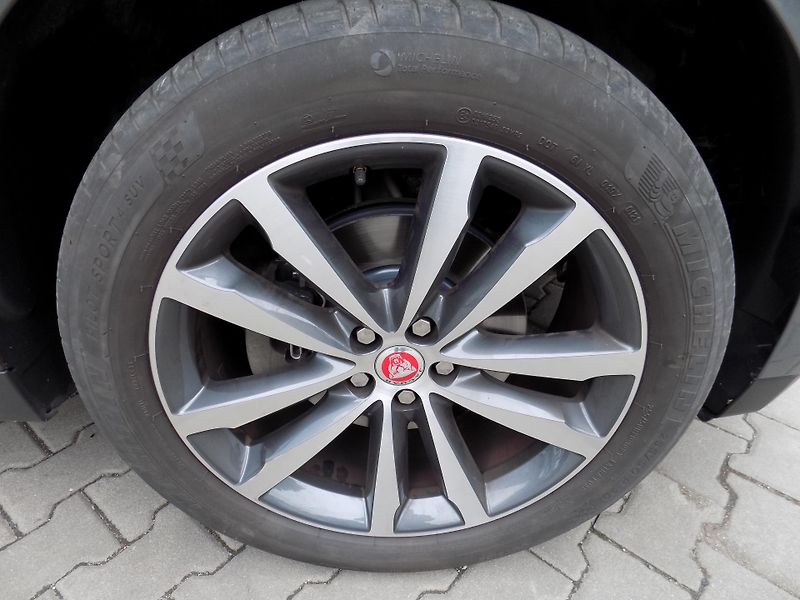 Jaguar F-Pace (2017) 2.0 D Původ ČR  - fotka 9 z 19