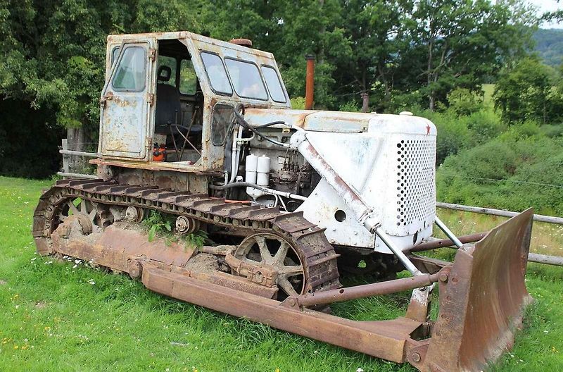 Bez něj se neobešla snad žádná velká stavba u nás. Pásový traktor, nebo chcete-li buldozer ČTZ 100, patřil po desetiletí ke koloritu každodenní činnosti do doby, než jej po roce 1989 vystřídala modernější západní technika.