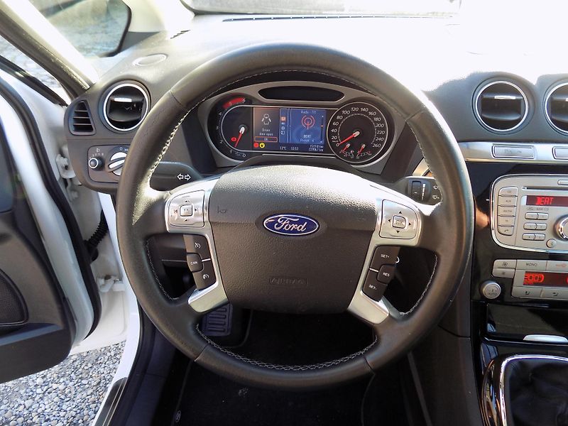 Ford S-MAX 2,0  TDCI 103KW TITAN FACELIFT - fotka 34 z 47