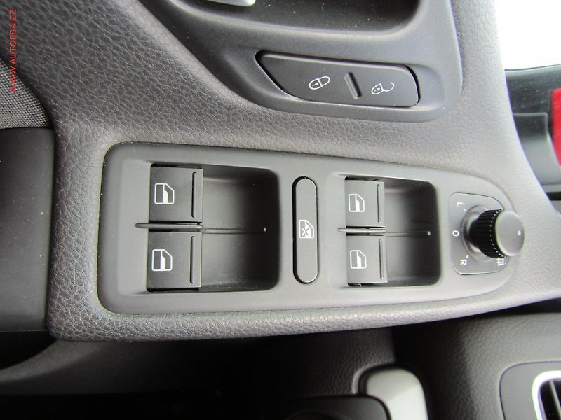 Volkswagen Golf (2011) 1.4i, 2.maj,ČR, AC, STK1/28 - fotka 12 z 19