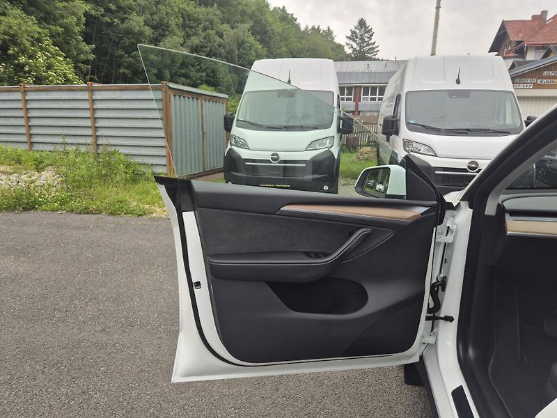 Tesla Model Y LONG RANGE DUAL MOTOR  92% - fotka 38 z 50