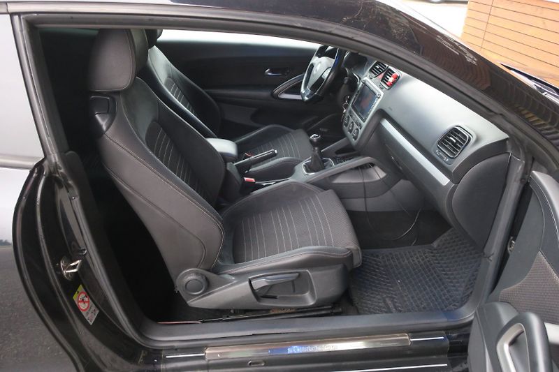Volkswagen Scirocco (2009) 2,0TDI SPORT Panorama Bi-Xenon - fotka 37 z 44