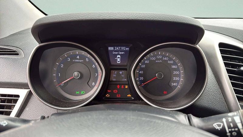 Hyundai i30 Hyudai 1.6i  MT6 (88kW/120k)/6 - fotka 18 z 24