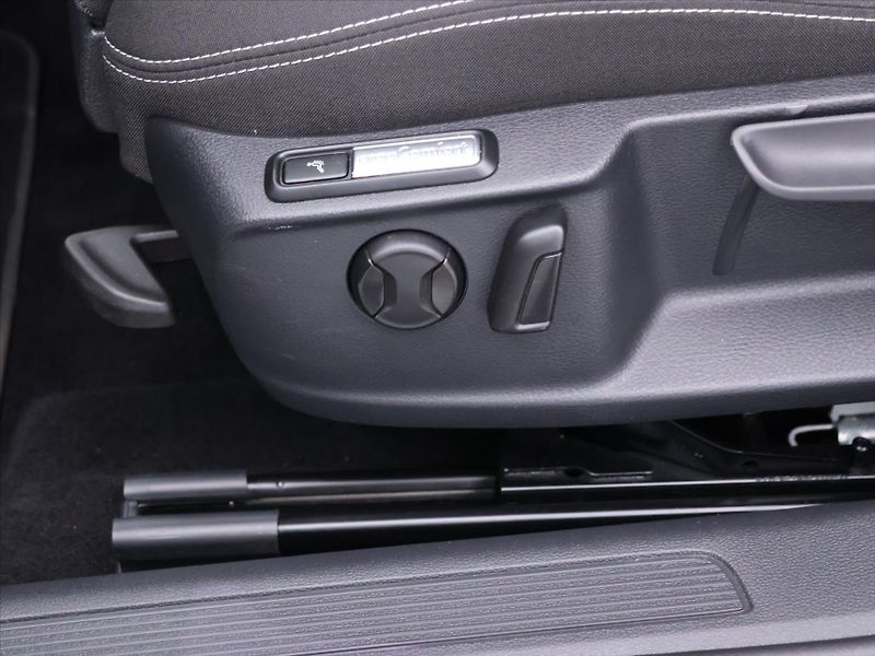 Volkswagen Passat 1,5 TSI DSG Business CZ DPH - fotka 13 z 30