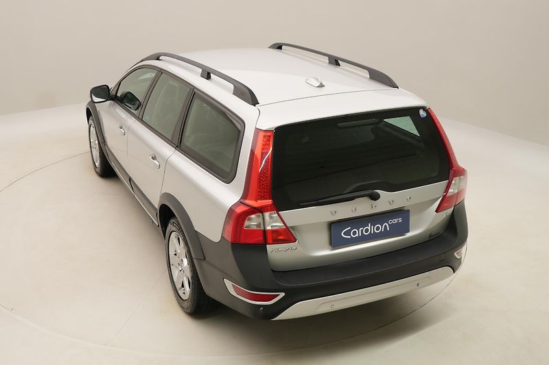 Volvo XC70 D5 AWD MOMENTUM - fotka 17 z 36