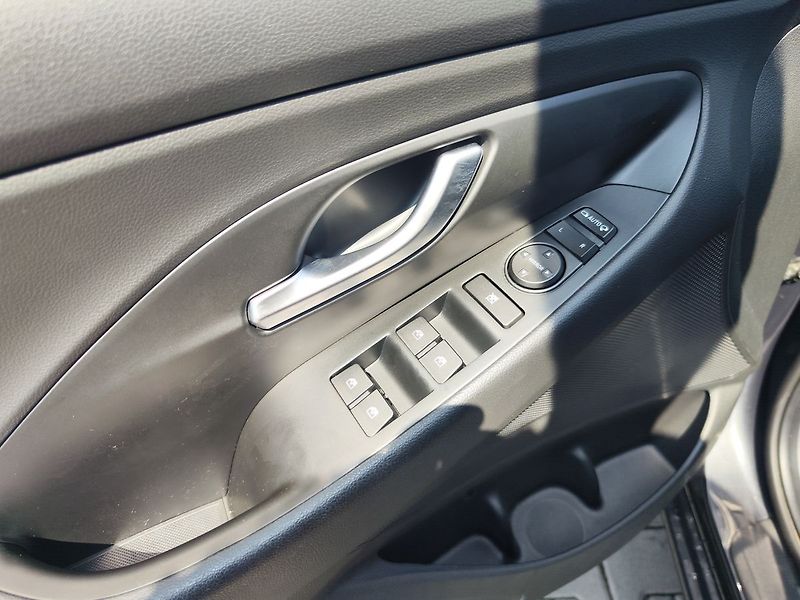 Hyundai i30 1.0 T-GDI/88kW Smart DCT - fotka 24 z 27