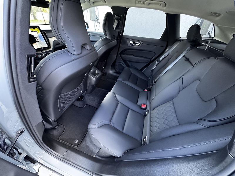 Volvo XC60 B5 AWD PLUS/360/1 maj/ + kola - fotka 21 z 49