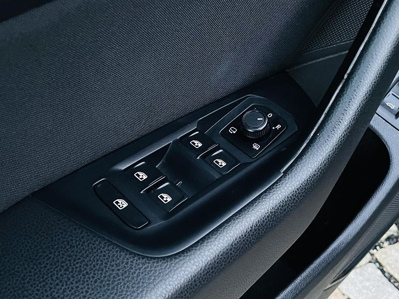 Volkswagen Passat 1.4TSI AUT TAŽNÉ SERVISKA LED - fotka 33 z 49