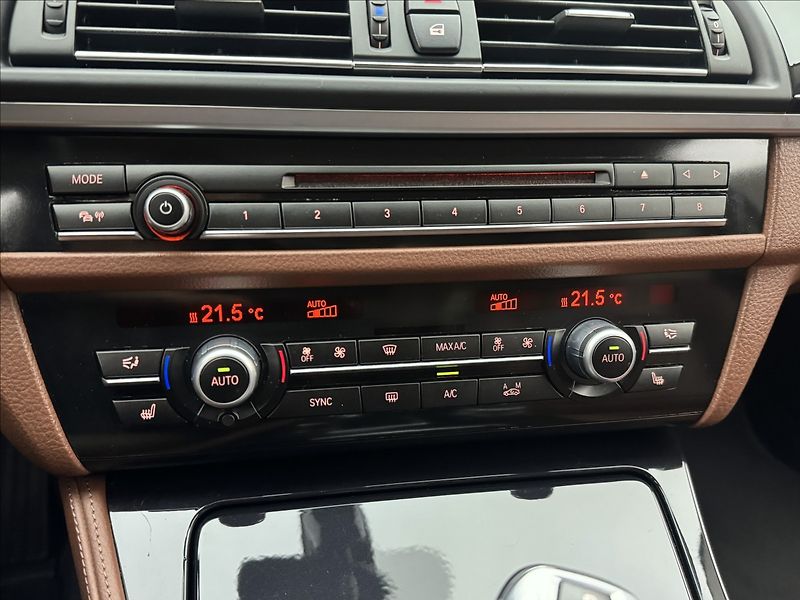 BMW Řada 5 2,0 4X4 KŮŽE SERVIS KAMERA ČR - fotka 22 z 38