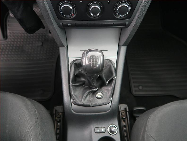 Škoda Octavia (2011) Ambiente 1.6, za dobrou cenu - fotka 13 z 14