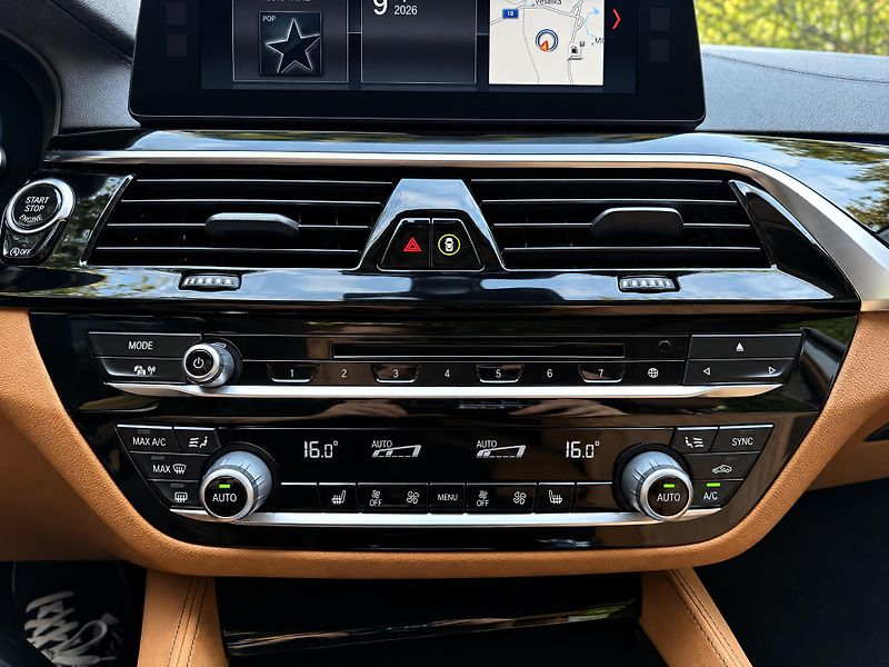 BMW Řada 5 2,0 530i xDrive Luxury Line - fotka 24 z 40