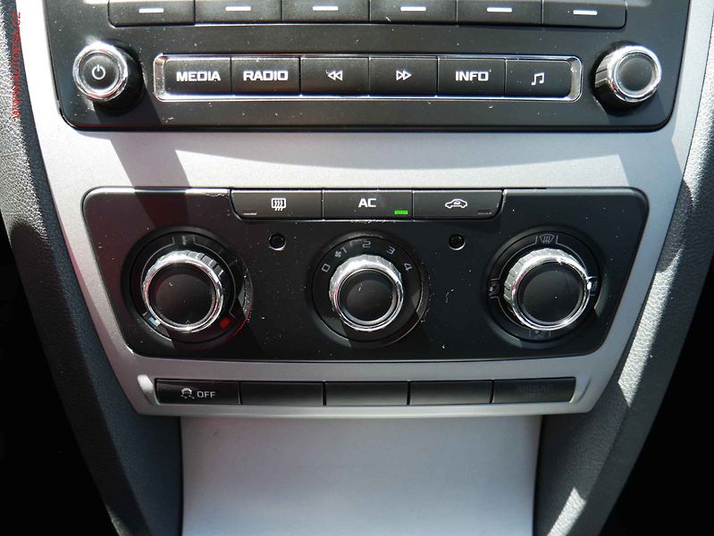 Škoda Octavia (2012) 1.6TDi, ČR, Ambition - fotka 15 z 16