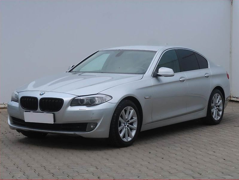 BMW Řada 5 (2010) 530d, Automat, Xenony - fotka 2 z 16
