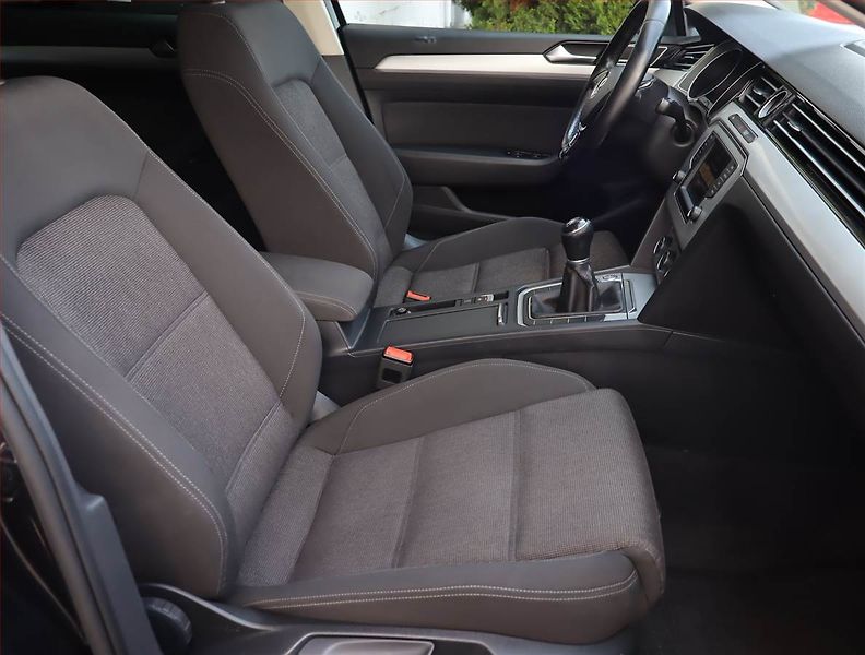 Volkswagen Passat (2015) 2.0 TDI, Navi, Tempomat - fotka 9 z 23