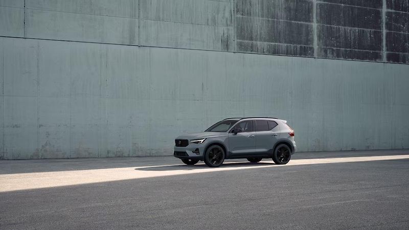 Volvo XC40 (2026) B3 AUT PLUS BLACK EDITION - fotka 2 z 17