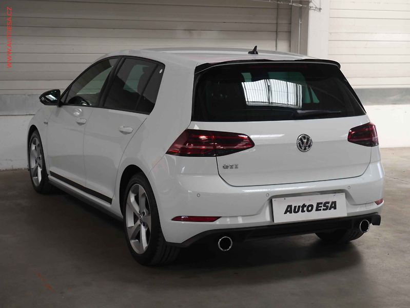 Volkswagen Golf (2017) 2.0 TSi, LED, park.čidla - fotka 4 z 20