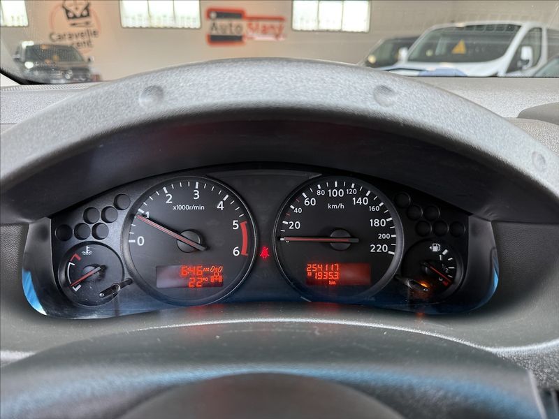Nissan Navara 2,5 dCi 140kW,Hardtop,po servi - fotka 15 z 28